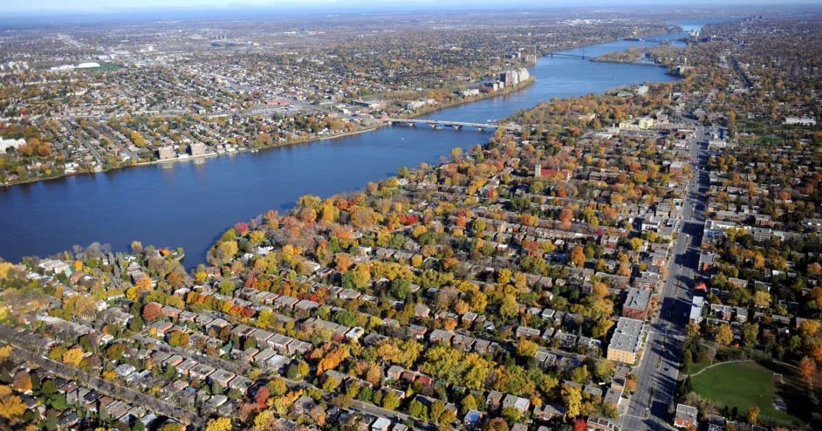 Vue aérienne d'Ahuntsic–Cartierville en automne, le long de la rivière des Prairies, avec la rive de Laval en face
