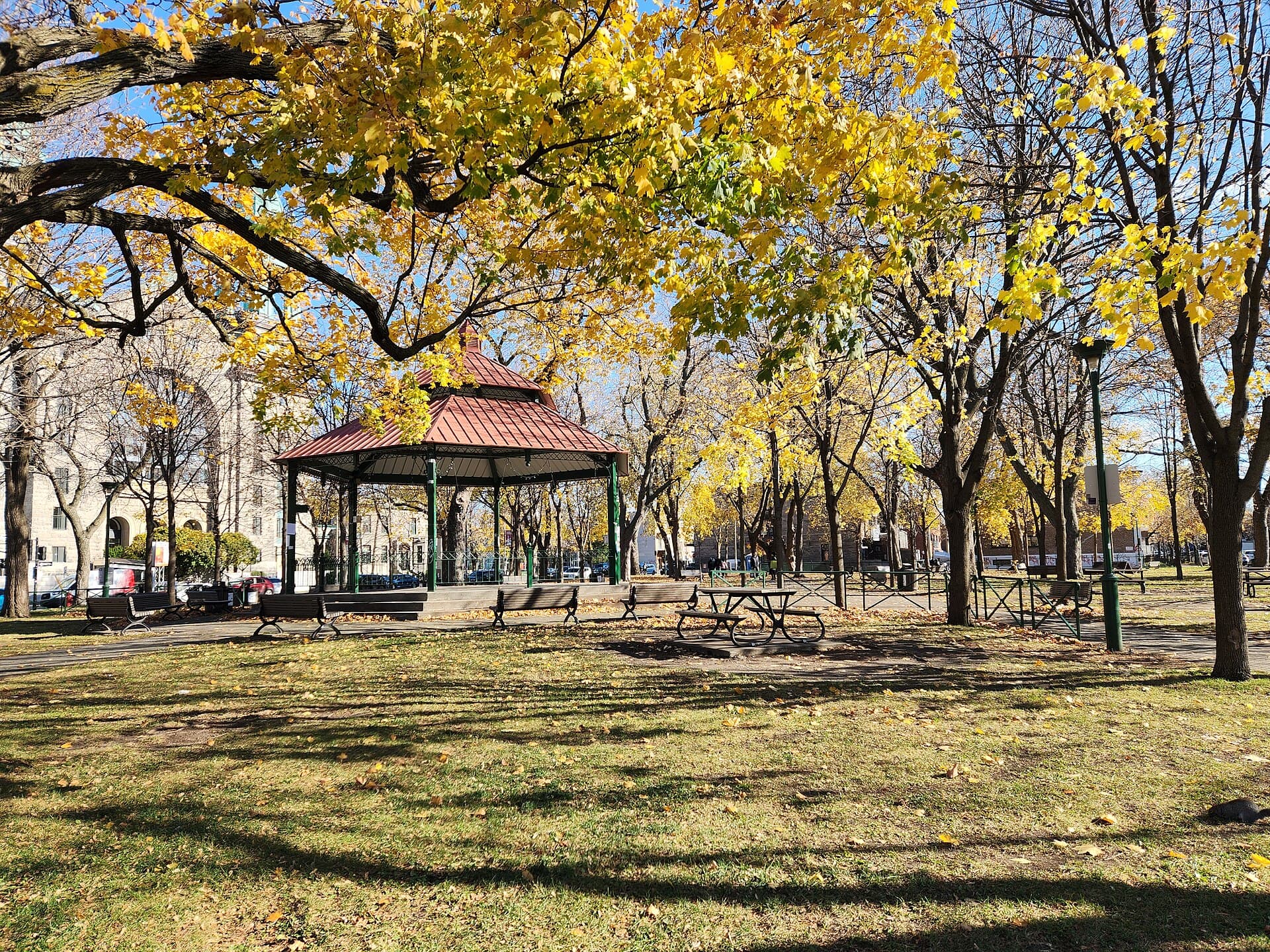 Parc avec bancs publics dans le quartier Rosemont–La Petite-Patrie
