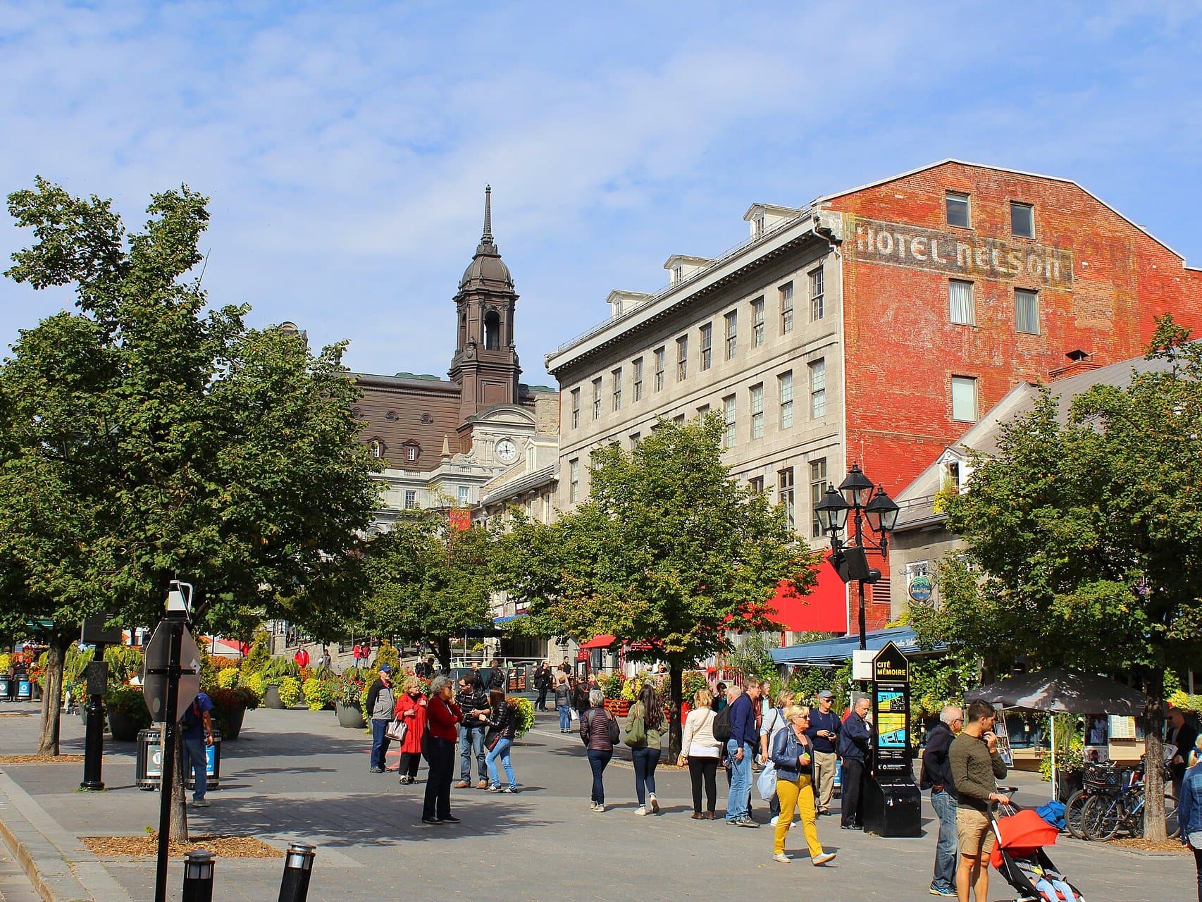 Place Jacques-Cartier, dans le Vieux-Montréal (arrondissement Ville-Marie)