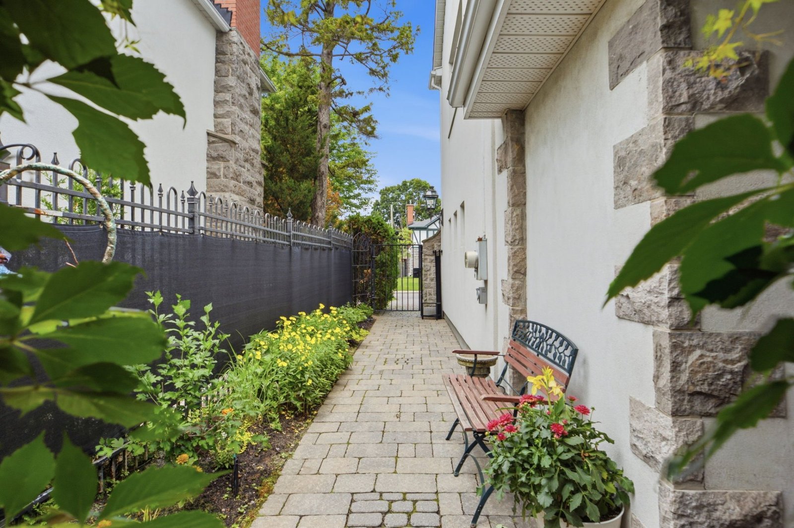 Photo of 428 Ch. Strathcona, Mont-Royal